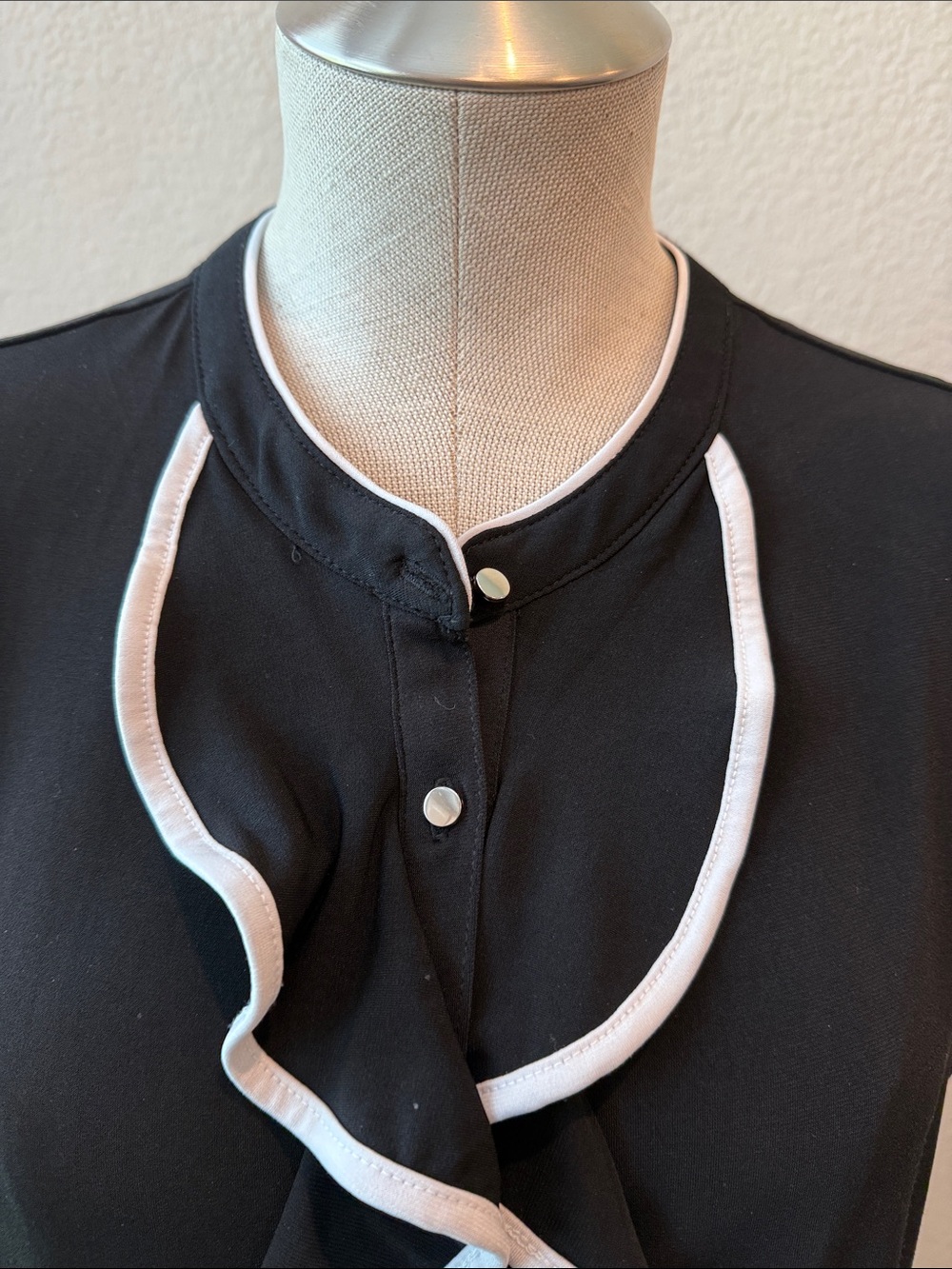 Carmen Marc Valvo Black Sleeveless Blouse with White Ruffle Trim - Picture 8 of 8